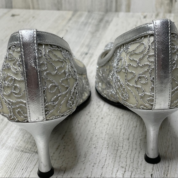 Stuart Weitzman silver mesh lace heels 7.5M (fits like 7) - Picture 9 of 13